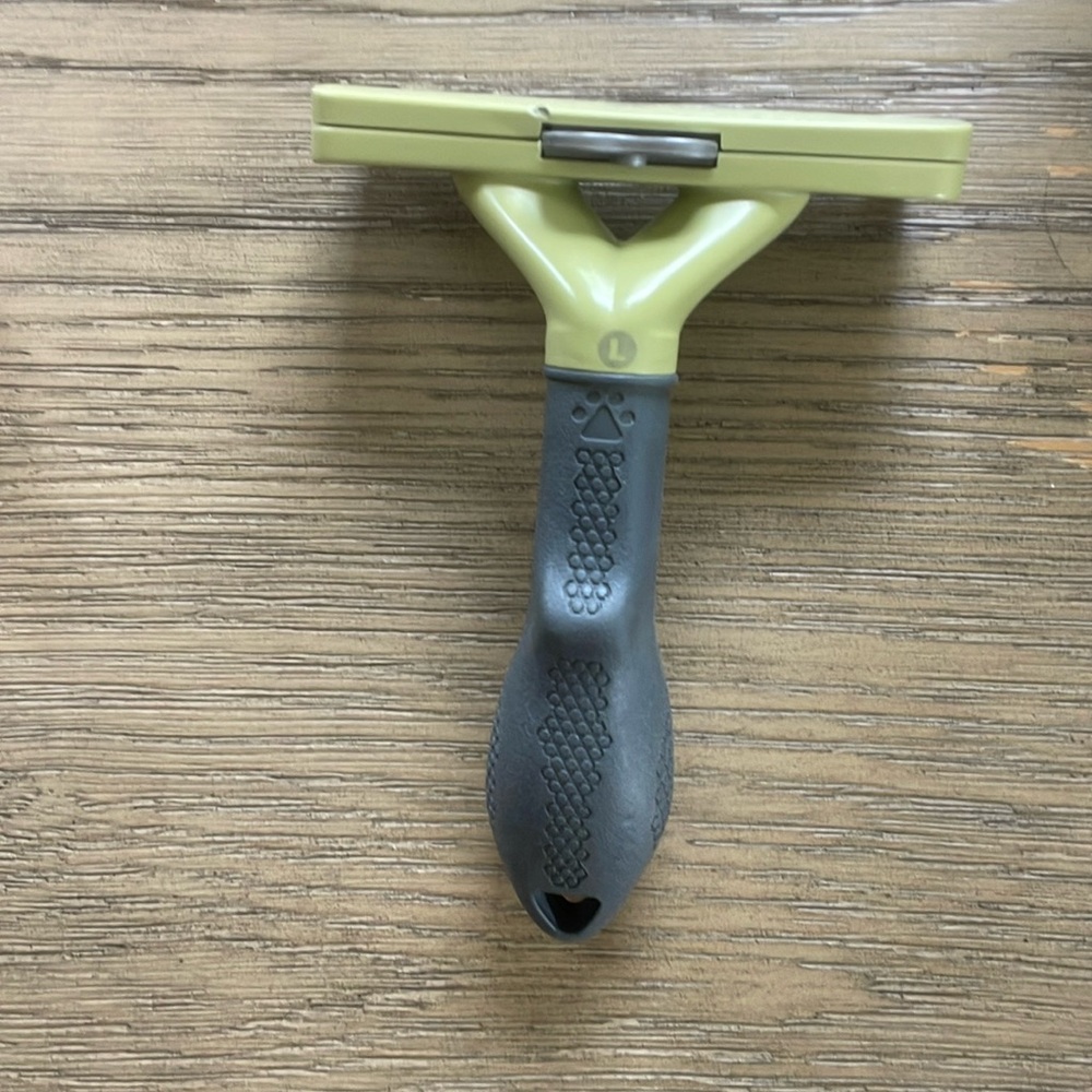 FURminator Undercoat Deshedding Tool / Brush for Dogs - Picture 3 of 4
